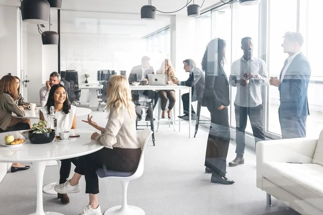 Teilnehmer arbeitet konzentriert an Finanzplanung am Laptop