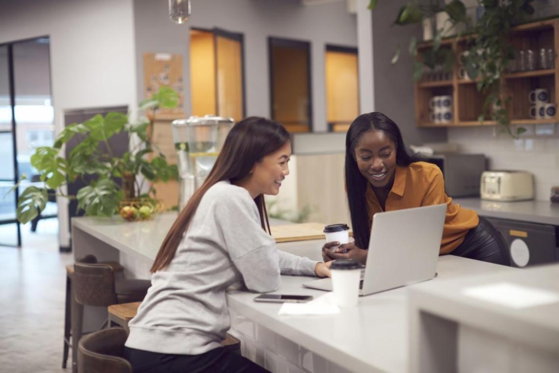 Persönliches Beratungsgespräch in entspannter Atmosphäre