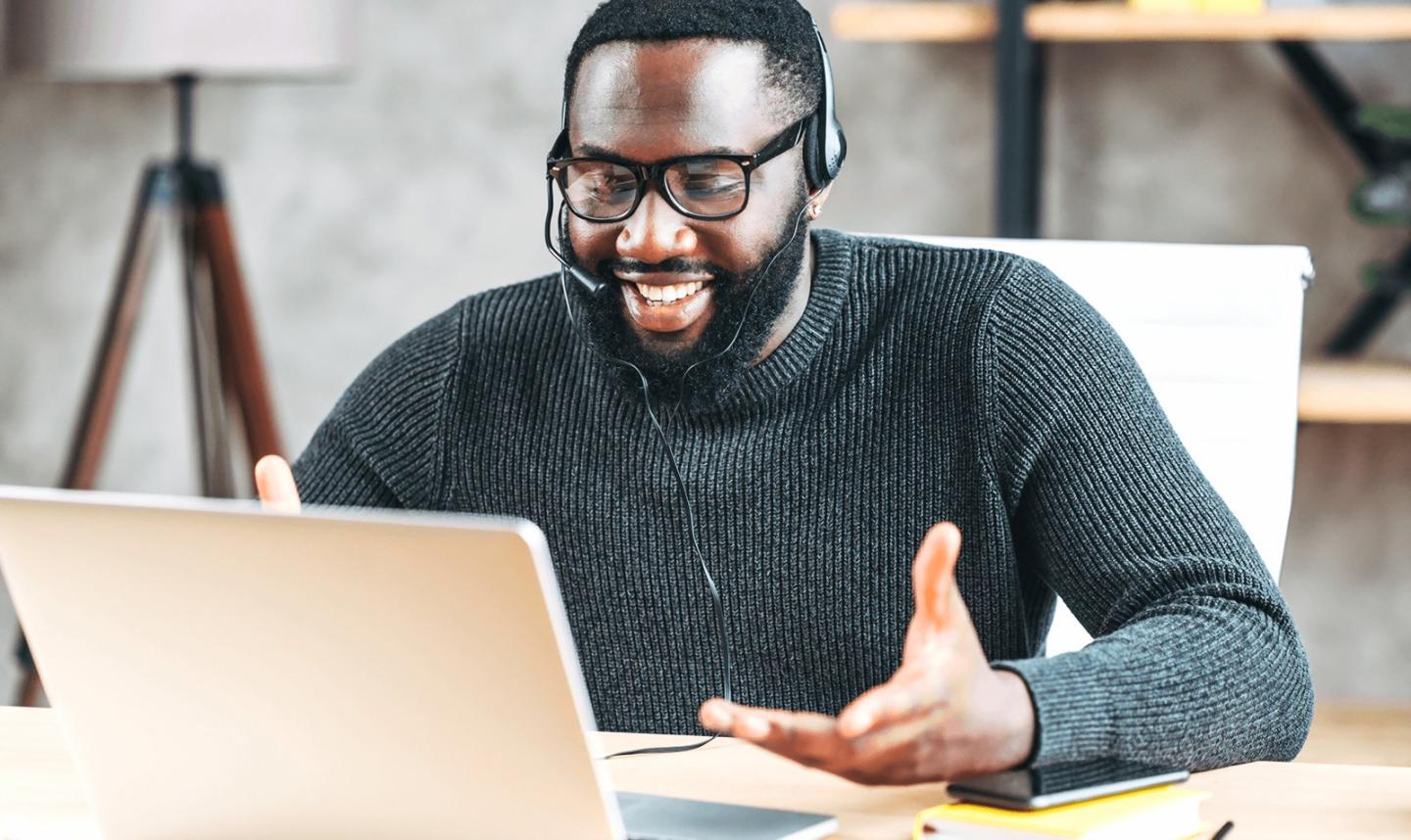 Familie plant gemeinsam finanzielle Zukunft am Küchentisch